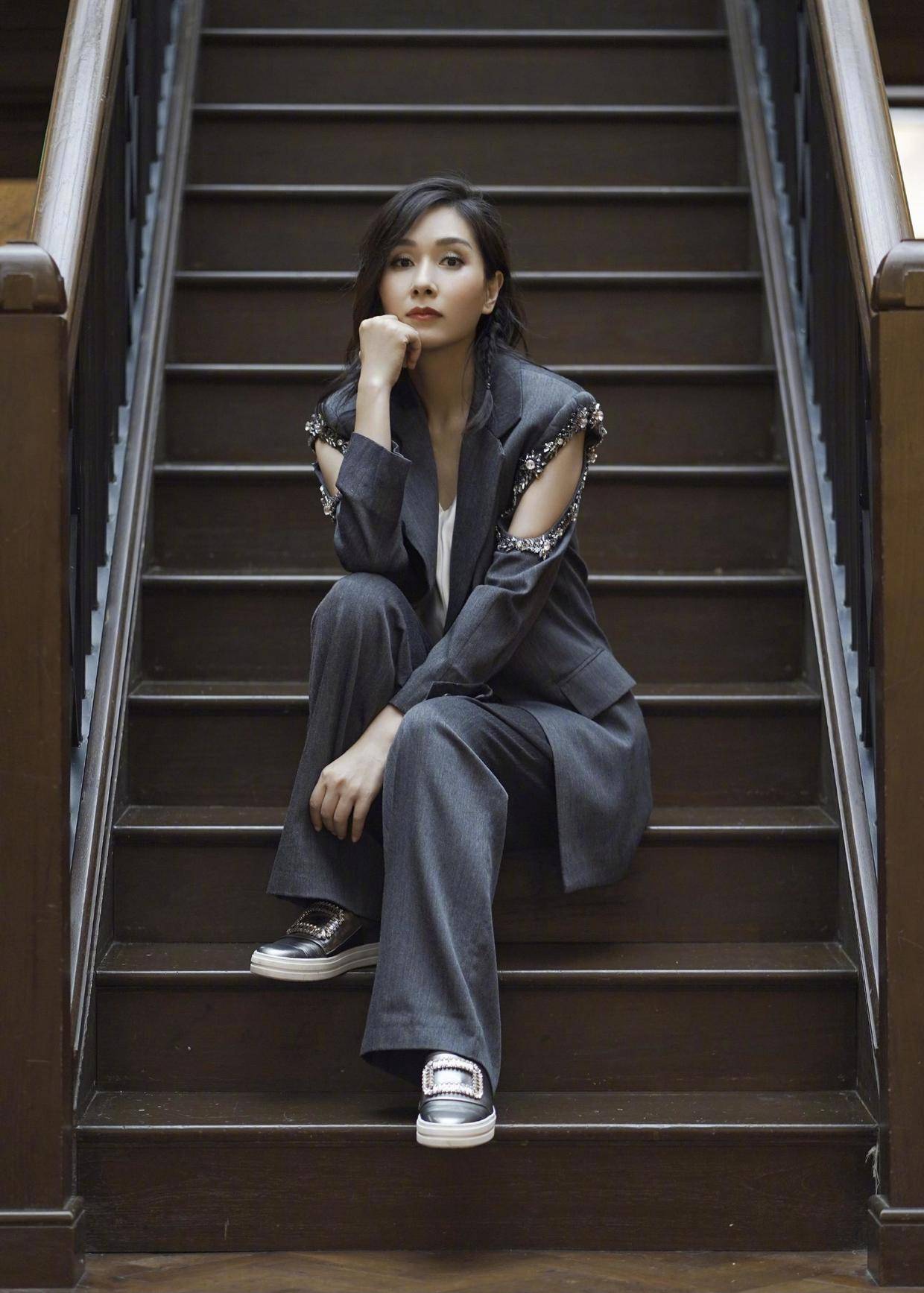 好身材|杨恭如真不像“阿姨辈”，一字肩礼服华丽高级，气场强大不输超模