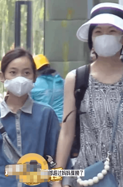 贵妇|韩寒一家三口亮相！娇妻贵妇穿搭超有范，女儿罕见露正脸美貌吸睛