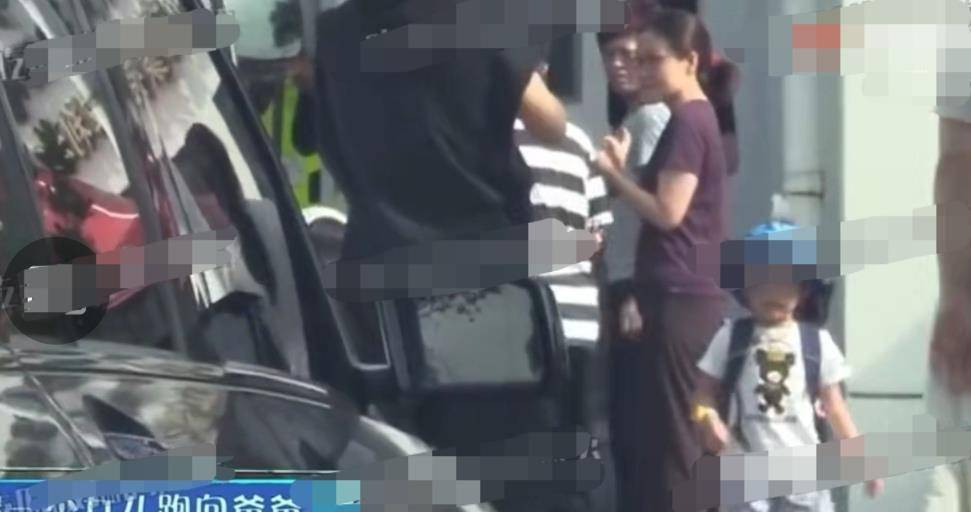 黑色|张杰谢娜合体现身，低调接女儿们放学，网友：女儿可爱像妈妈！