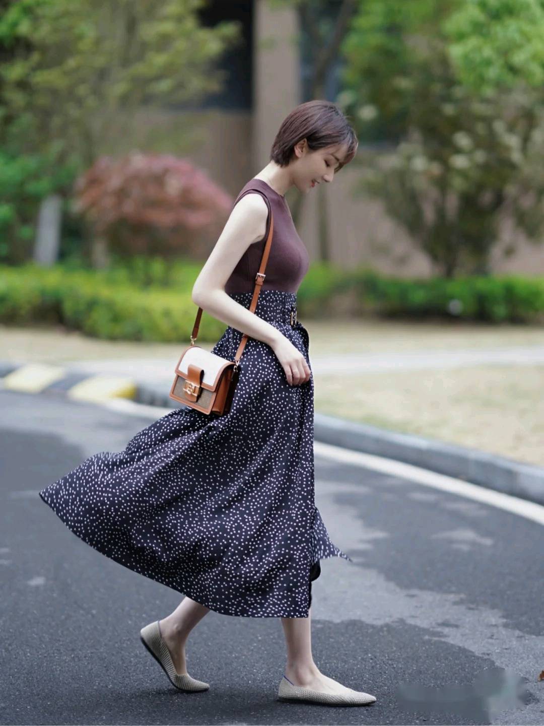 棕色|今秋火了一种风格，叫“温柔风”穿搭，时髦气质，充满高级感