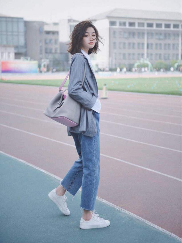 感觉|“西装外套+牛仔裤”这样穿，内搭衬衫简约又洋气，很适合小个子