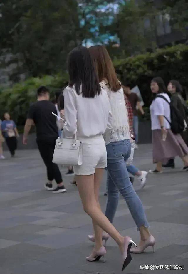 运动鞋|背心搭配牛仔裤,再来双运动鞋,整个人看起来活力满满