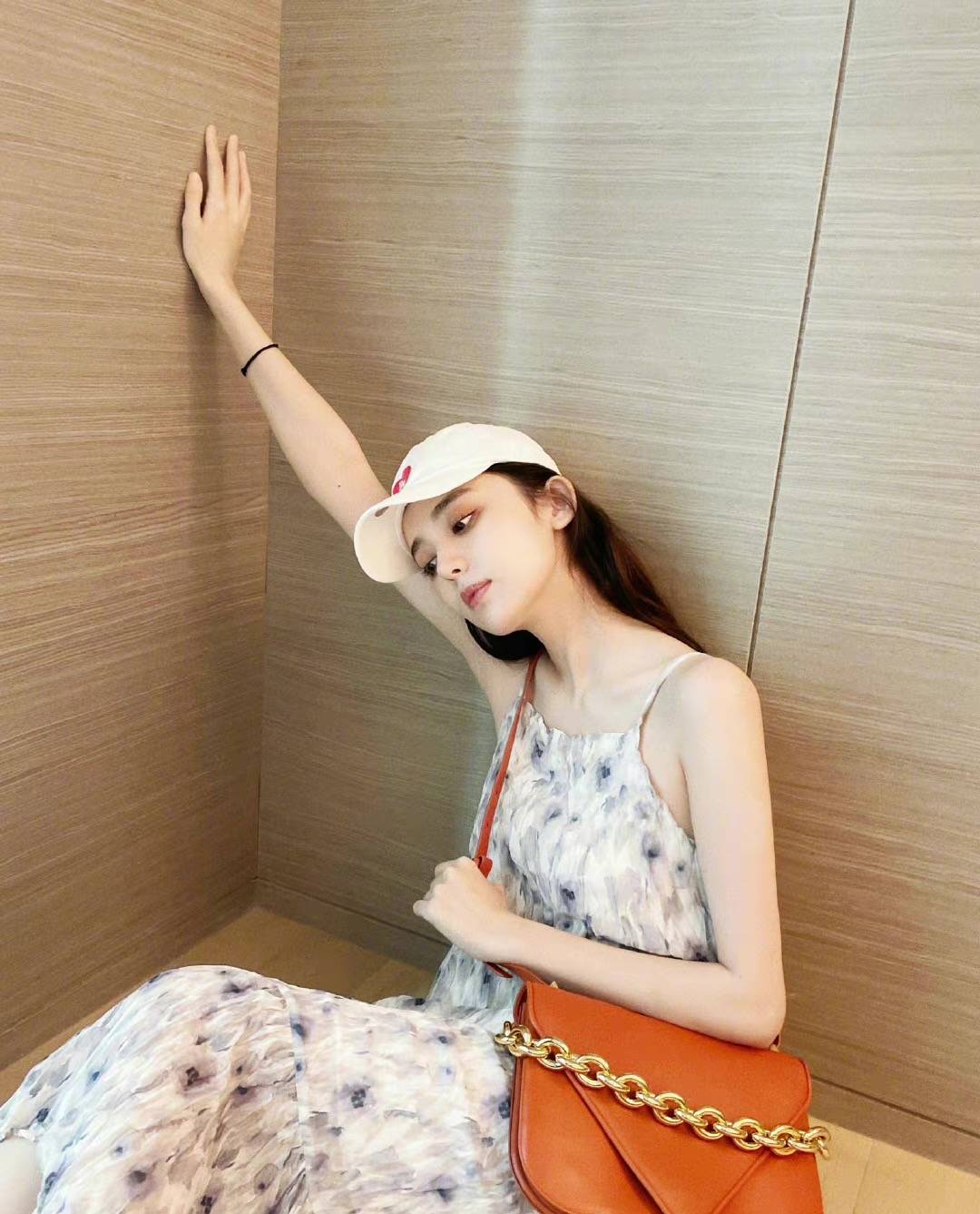 设计|娜扎没选对衣服，穿近万元裙子却被嘲“夜市气息”，全靠颜值撑着