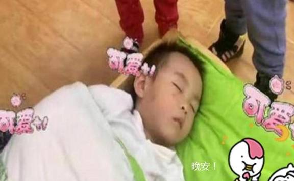 同学|“贪睡宝宝”午睡赖床，老师同学轮番上阵叫起床，网友：有排面