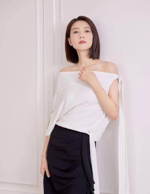 技能|42岁高圆圆女神技能再升级，露肩白裙尽显曲线，怼脸拍颜值太能打