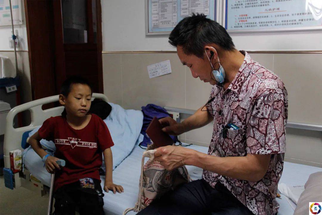 耳聋|男童骨折后不敢说导致残疾，妈妈离去，耳聋爸爸携其求医4年