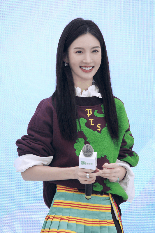 视觉|金晨穿得可真像00后，虽然这裙子看着有点短，但是真显腿长