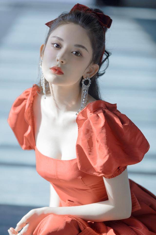 设计|娜扎没选对衣服，穿近万元裙子却被嘲“夜市气息”，全靠颜值撑着