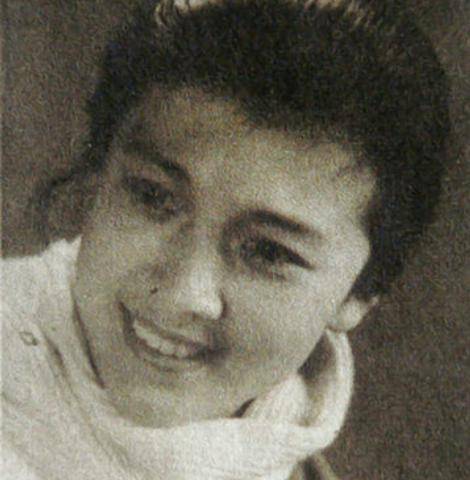 显得|老戏骨宋春丽新潮时髦，黑西装配红唇惊艳大气，浑身老艺术家气质