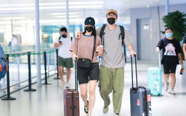 沈佳妮|朱亚文霸气搂妻机场腻歪,沈佳妮眼窝凹陷,穿骑行裤暴露身材短板