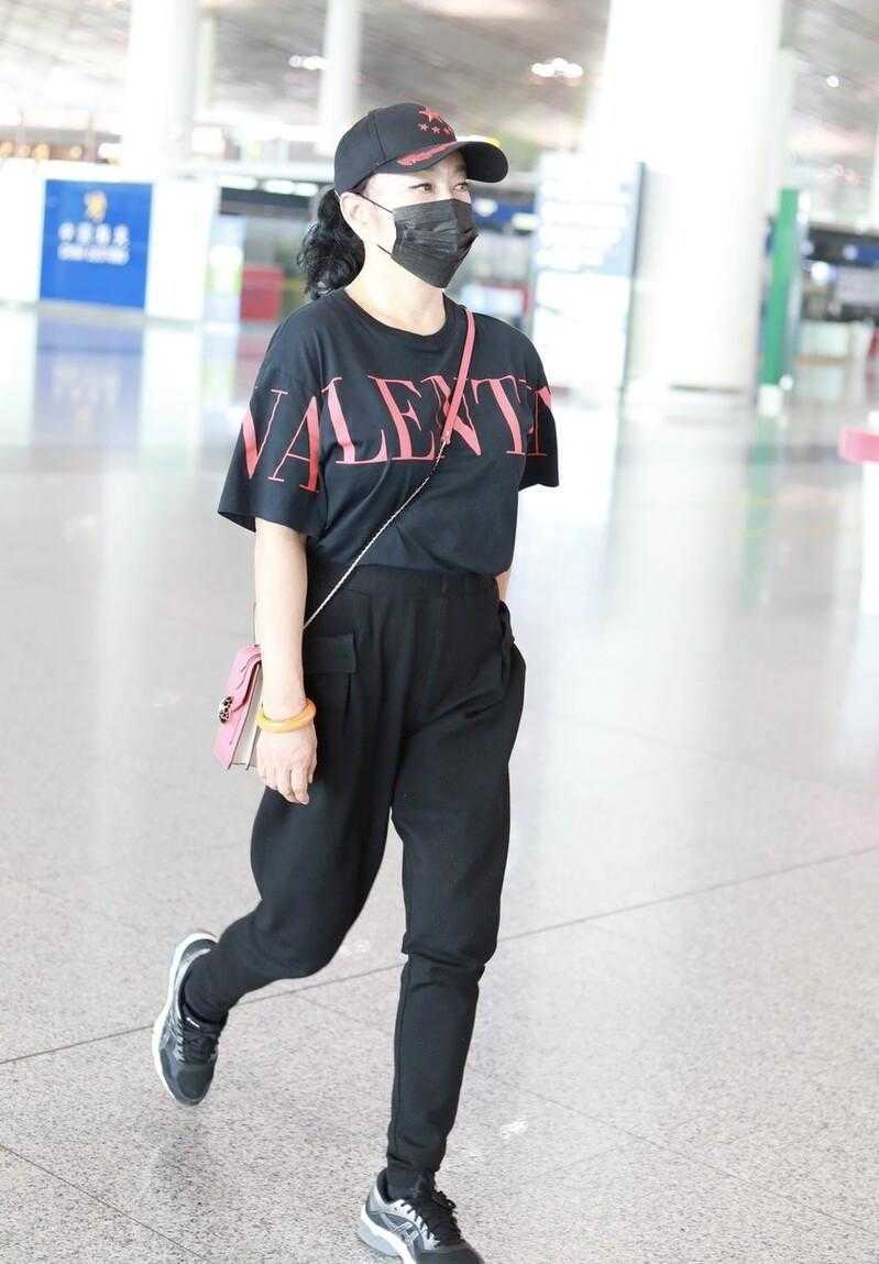 粉色|刘晓庆真不像69岁奶奶，穿T恤配小脚裤，粉色包包少女气息浓郁