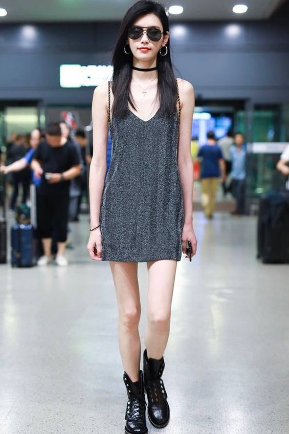 高跟鞋|立秋后无论穿裤子还是裙子，都别搭高跟鞋了，瞧瞧下面明星这样穿