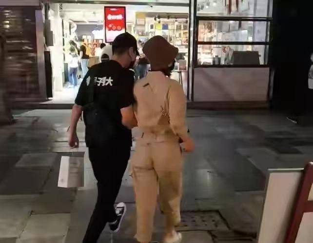 女神|赵又廷牵高圆圆逛街被偶遇！她穿连体裤暴露短腿，紧勒大腿太尴尬
