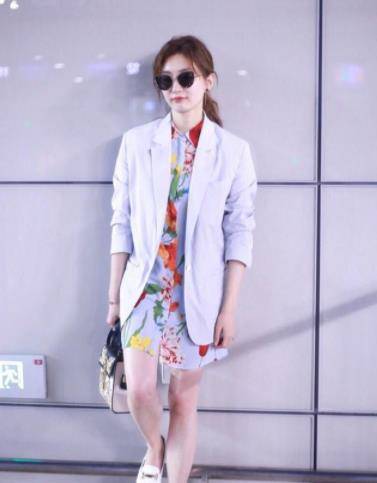 丝绸|江疏影现身东京街拍,穿丝绸粉色衬衫减龄又少女,回头率十足