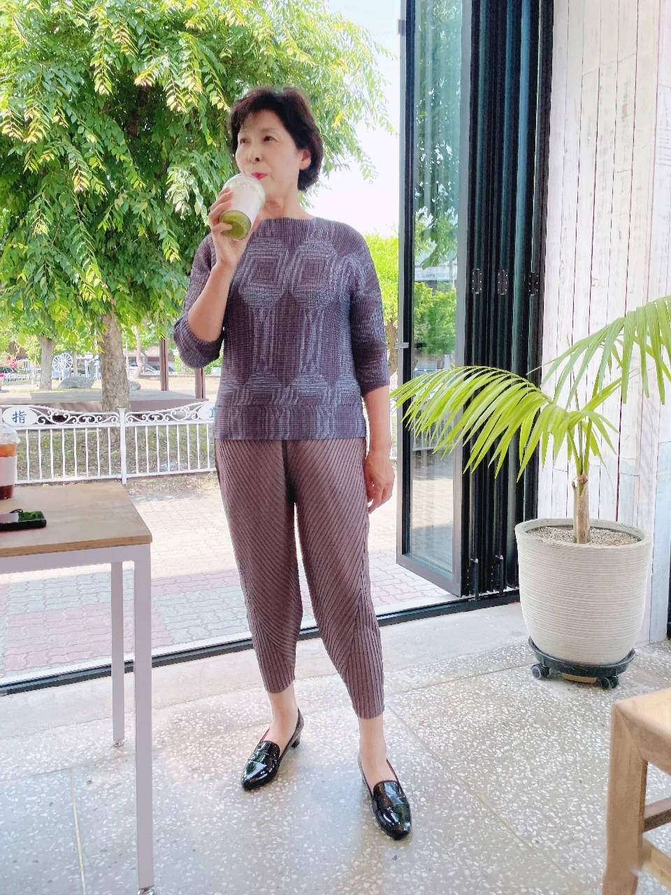 蓝色|女人过了60岁,妈妈衫就该这么穿,配七分裤和平底鞋,优雅又减龄