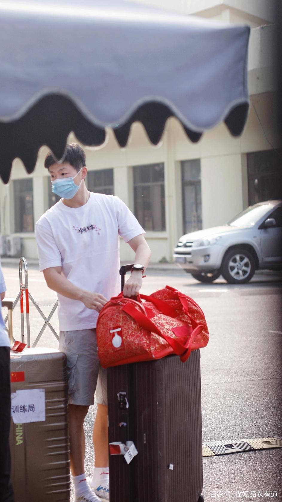 身材|冠军荣耀归来，马龙结束隔离回家，穿白T留寸头32岁仍然阳光帅气