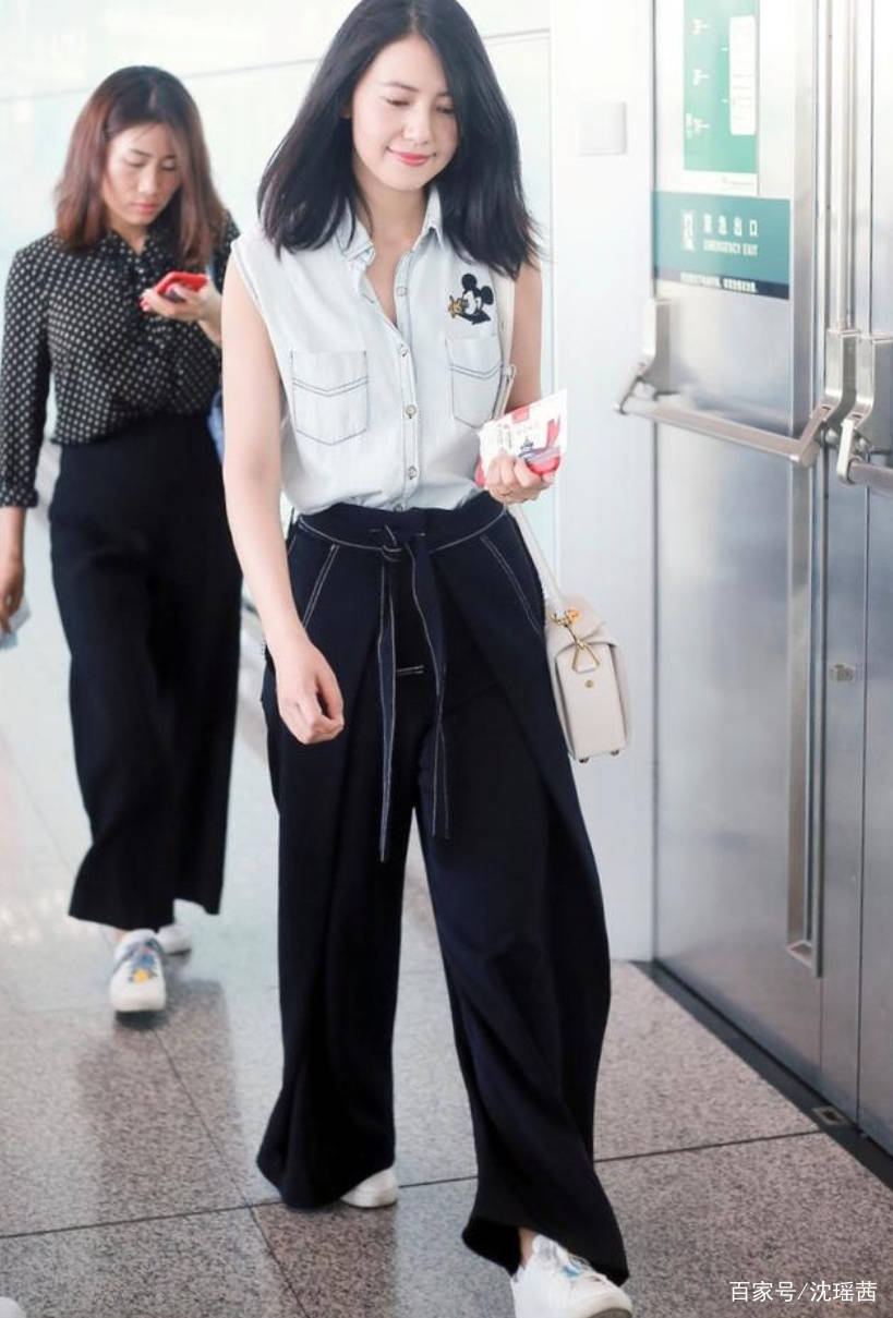 身材|霍思燕携老公走机场，穿小香风外套很精致，站在杜江身后小鸟依人