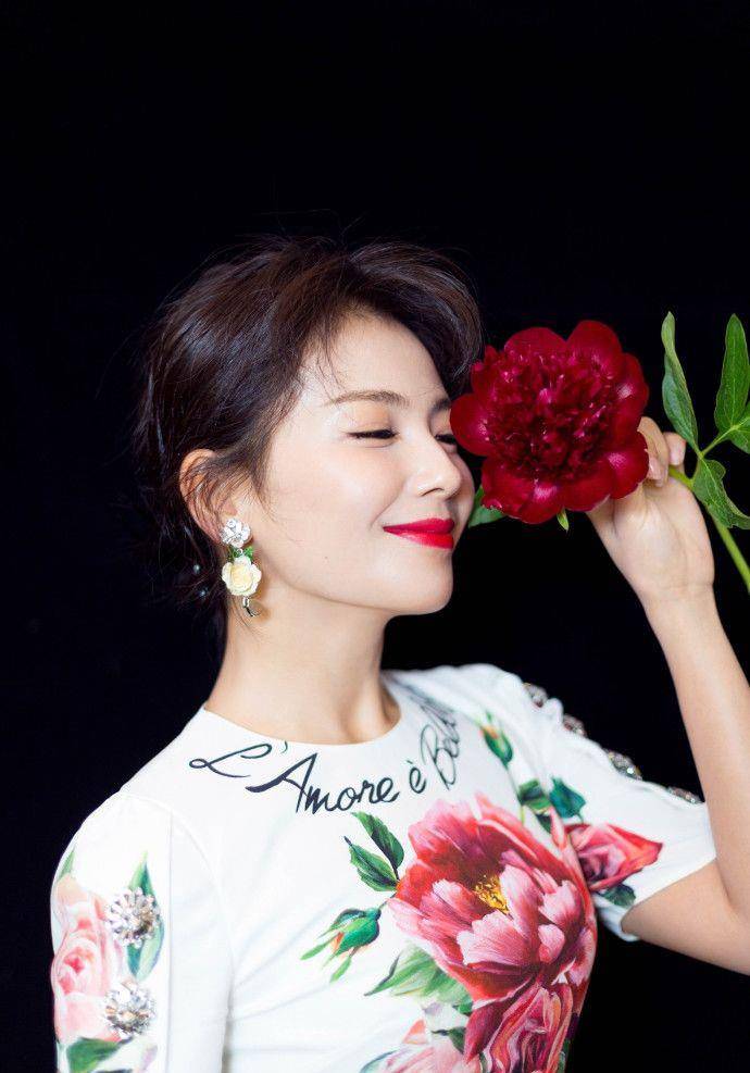 陪衬|40岁的刘涛女人味十足，印花裙秀婀娜身姿，网友：王珂真有福气