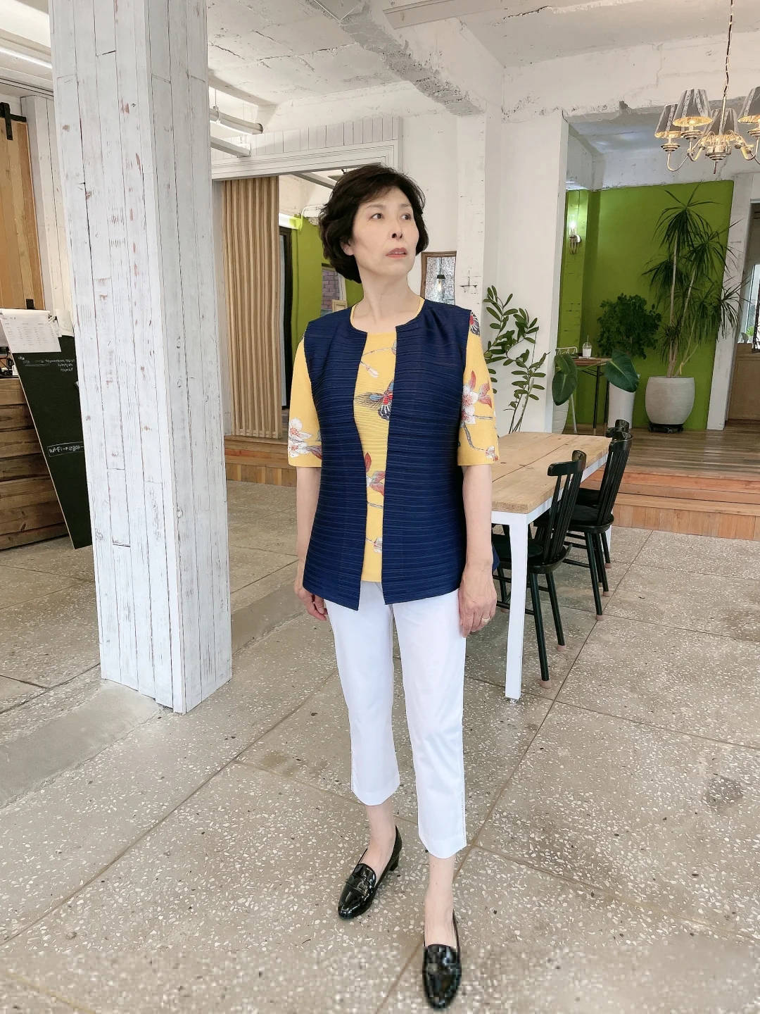 蓝色|女人过了60岁,妈妈衫就该这么穿,配七分裤和平底鞋,优雅又减龄