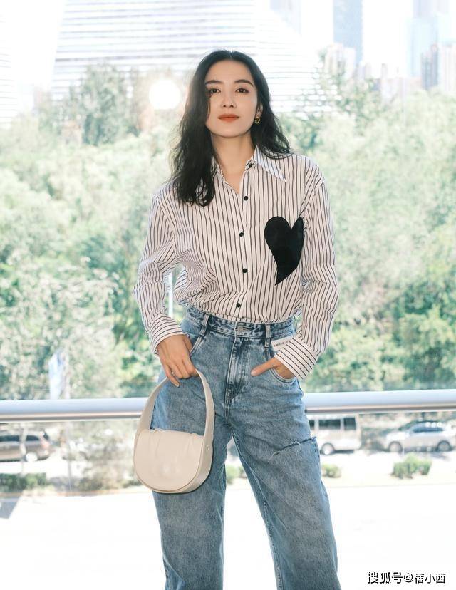 条纹|佘诗曼46岁又如何?穿条纹衬衫配短裤走机场,气质在根本不用扮嫩