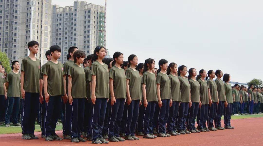 百折方不挠百炼终成钢胶州二中新生军训圆满结束