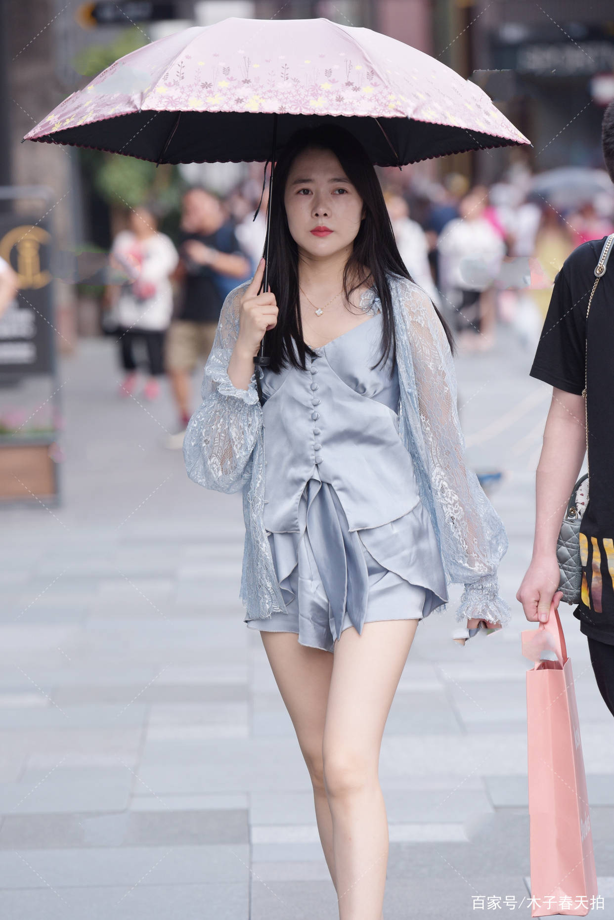 爱美|手拿太阳伞身穿会色连衣裙，轻松展现最高级的气质