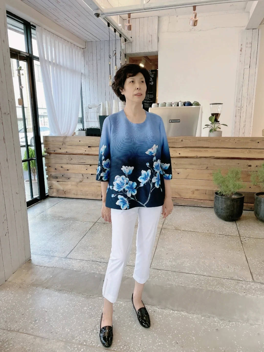 蓝色|女人过了60岁,妈妈衫就该这么穿,配七分裤和平底鞋,优雅又减龄