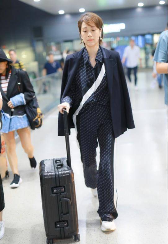 经验|日常出行穿衬衫怎么搭，老戏骨海清有经验，帮你时髦保暖两不误