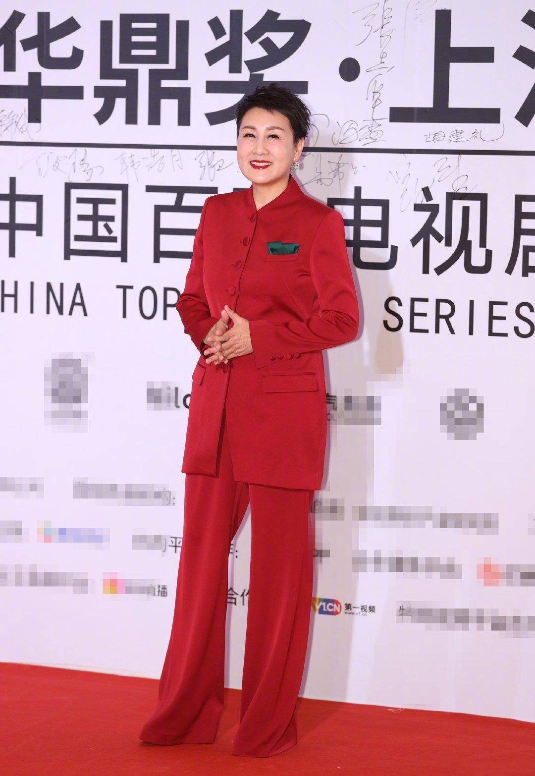 一身|老戏骨“张凯丽”真会穿，一身水墨图案礼服出镜，传统风格好时髦