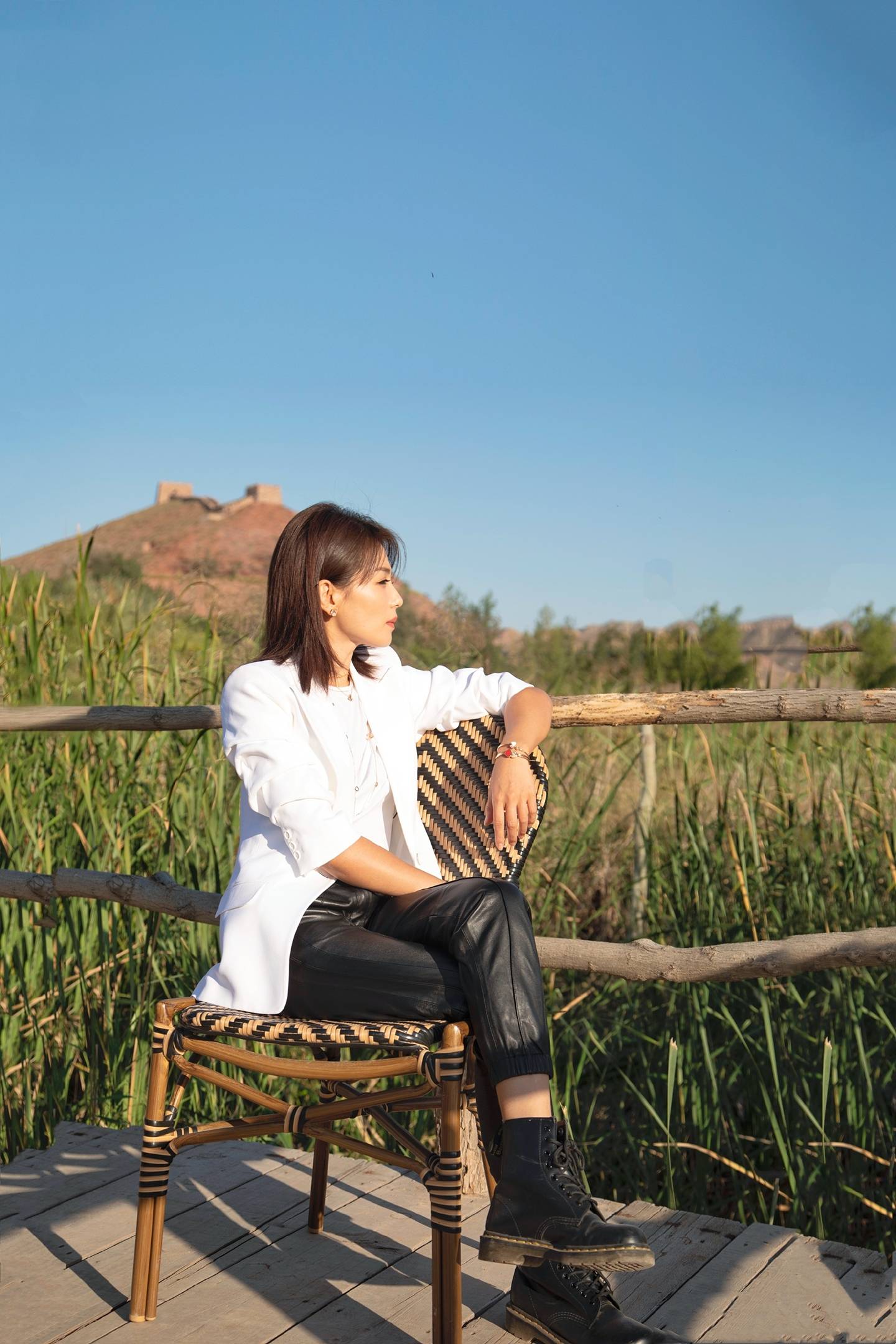 高跟鞋|立秋后无论穿裤子还是裙子，都别搭高跟鞋了，瞧瞧下面明星这样穿