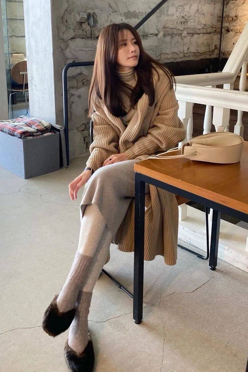 魅力|别总穿裤子了，外套+裙子=才是入秋最in搭配套路！