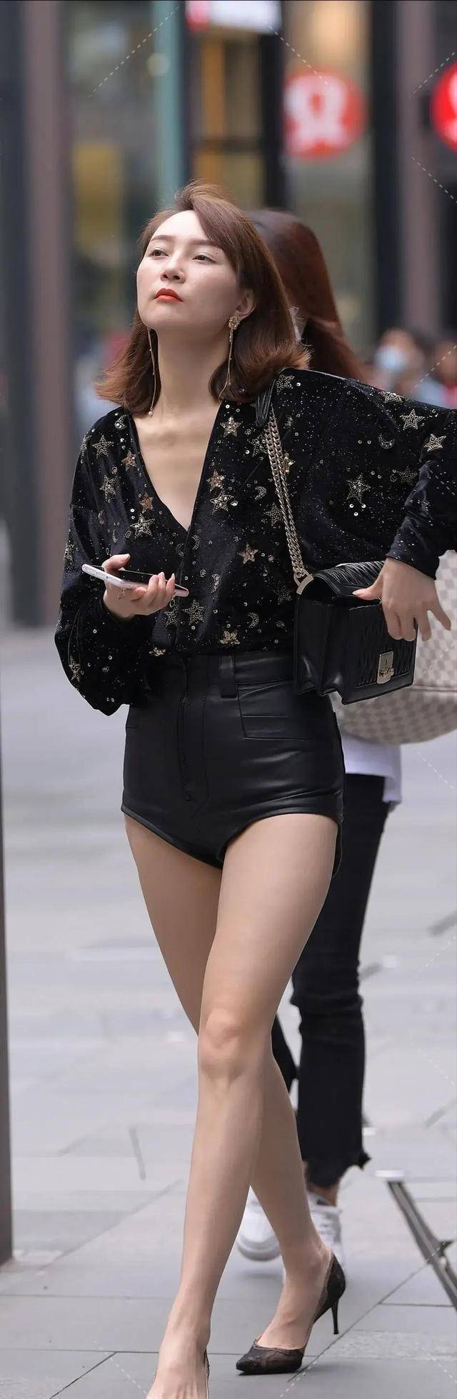 aicyxx|蓝色打底裤配也挑人，穿着的人很多，不会搭配的人也很多