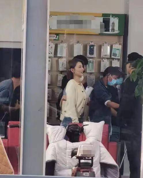 女神|赵又廷牵高圆圆逛街被偶遇！她穿连体裤暴露短腿，紧勒大腿太尴尬