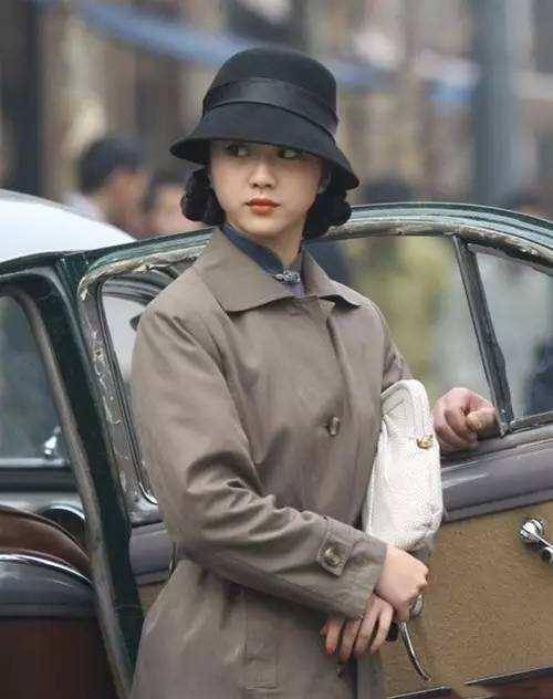 刺绣|老戏骨归亚蕾真洋气！蝴蝶衬衣配刺绣牛仔不像76岁，拖鞋更特别