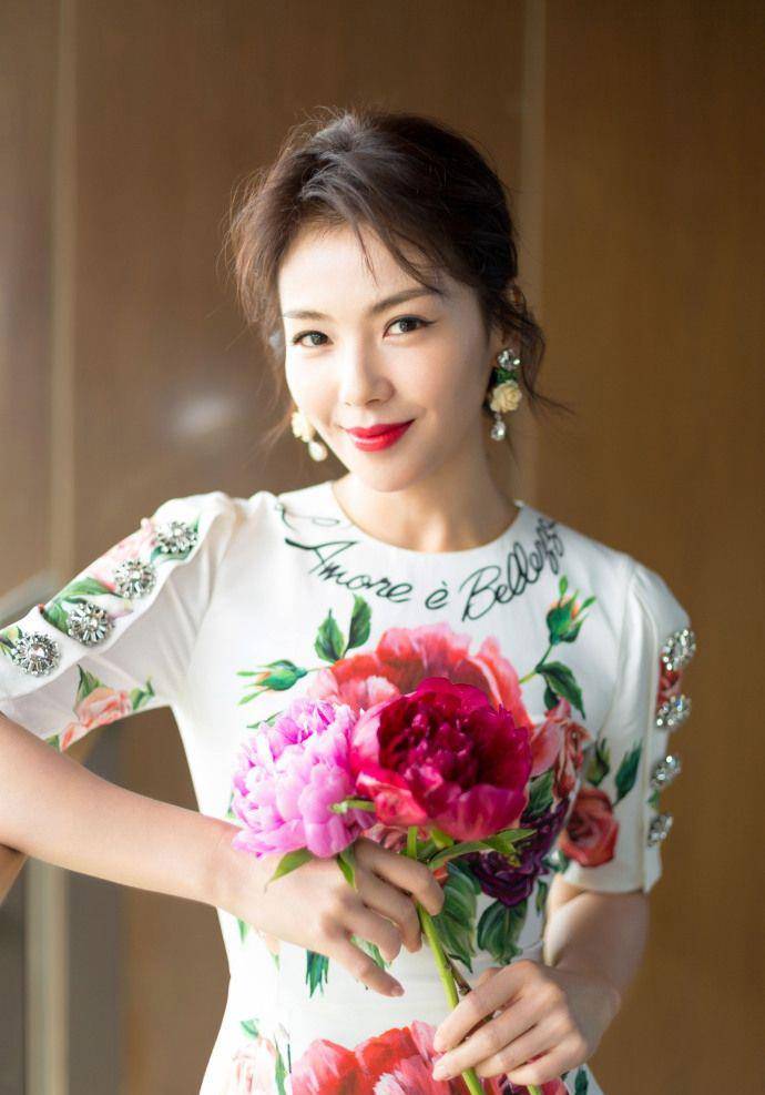 陪衬|40岁的刘涛女人味十足，印花裙秀婀娜身姿，网友：王珂真有福气