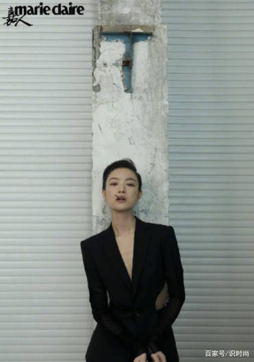 设计|倪妮真大胆，直接穿内衣配西装现身活动，拨发动作太性感撩人了