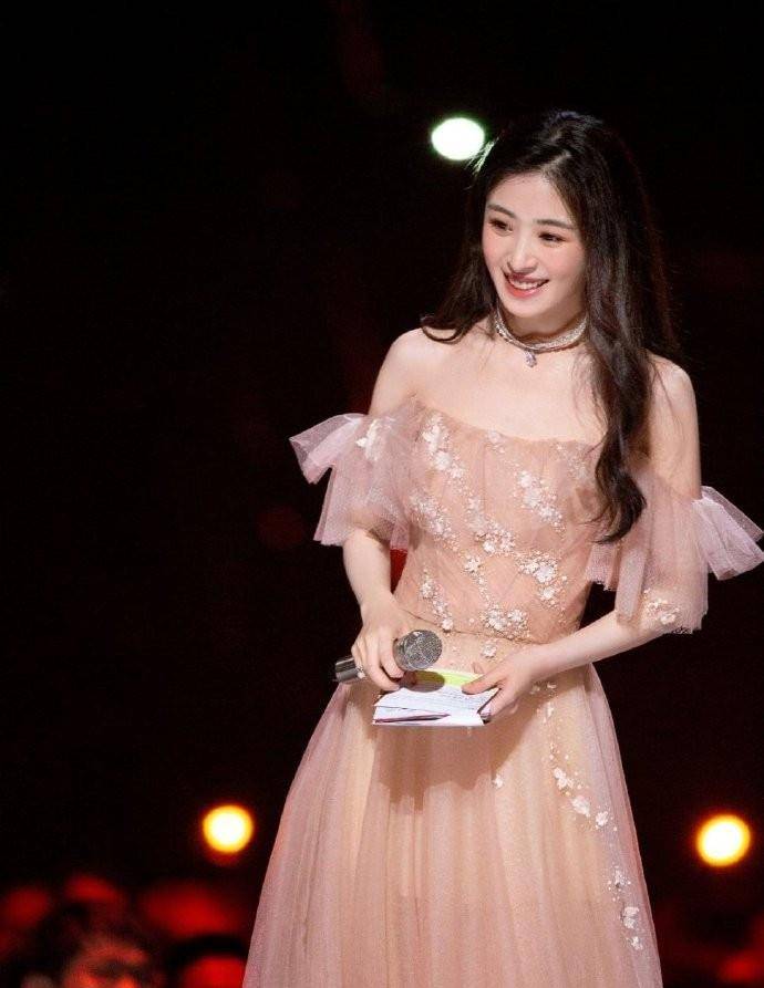 真丝|张含韵甜美:杨钰莹穿真丝裙带36万耳环,披荆斩棘哥哥被姐姐抢镜