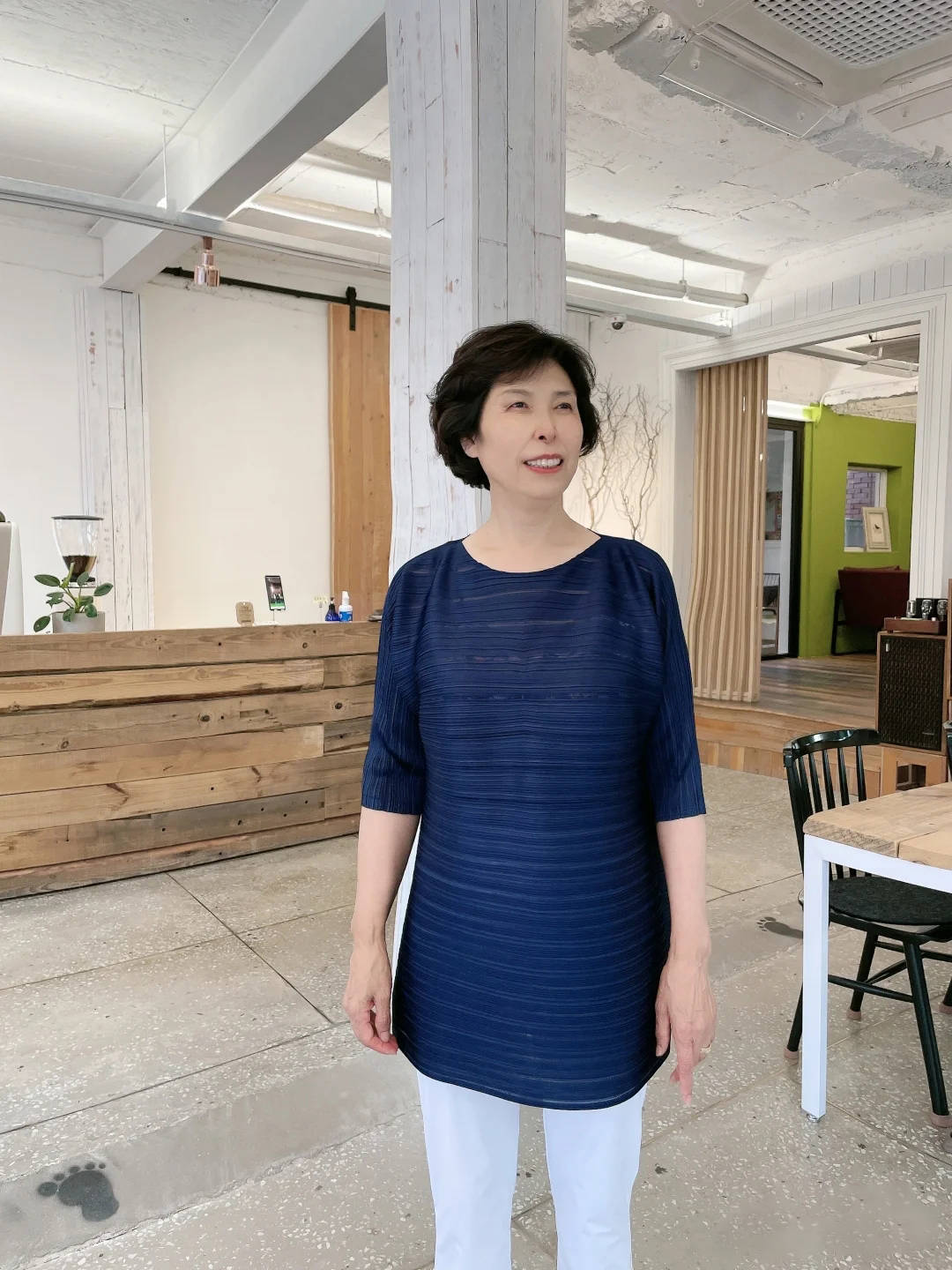 蓝色|女人过了60岁,妈妈衫就该这么穿,配七分裤和平底鞋,优雅又减龄