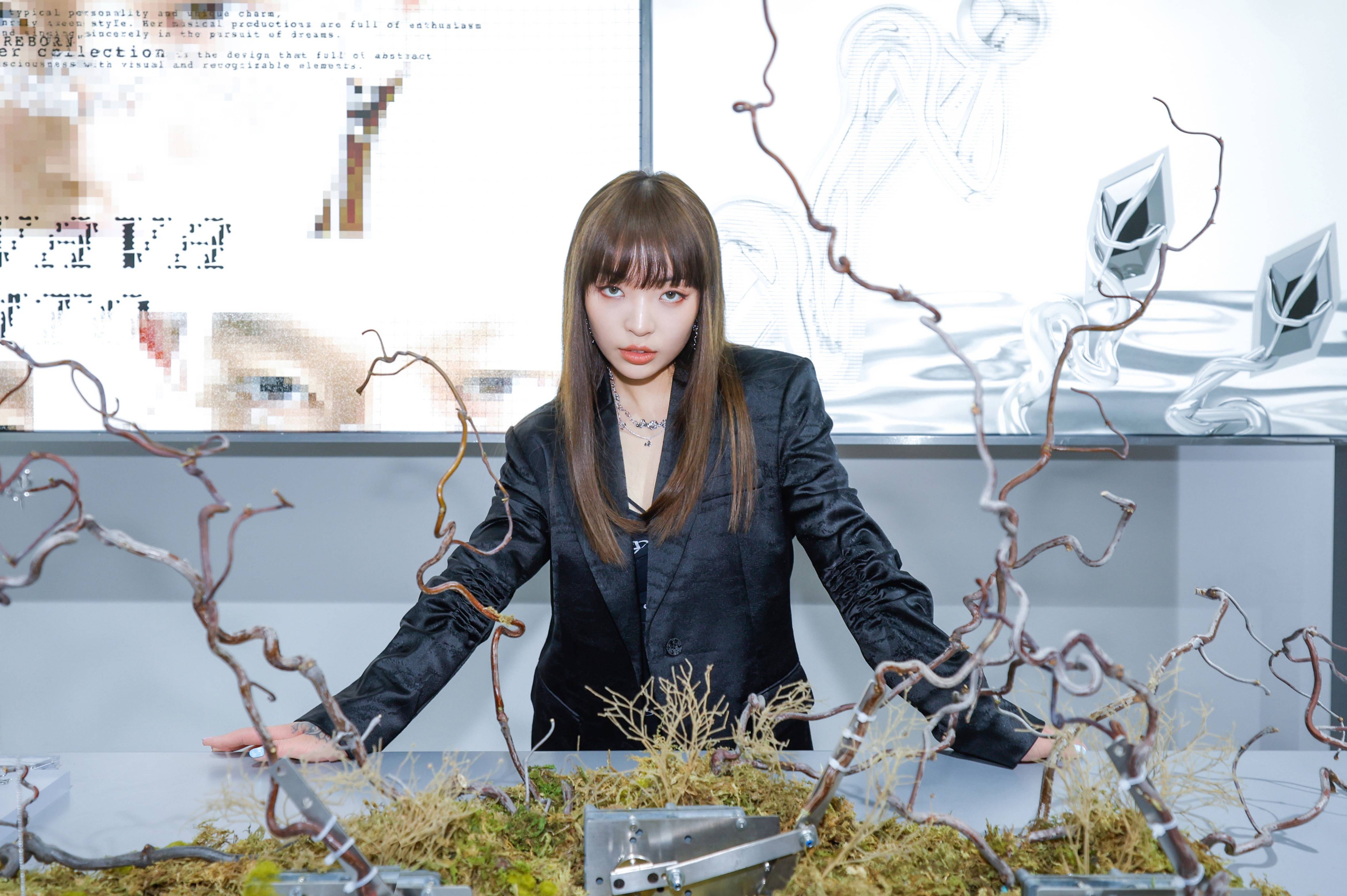 荆棘|设计品牌OMTO 跨界联乘说唱女歌手VaVa毛衍七