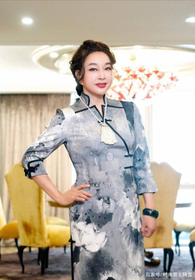 身材|女人55岁以后，建议少穿T恤，今夏学刘晓庆这样穿，时髦还减龄