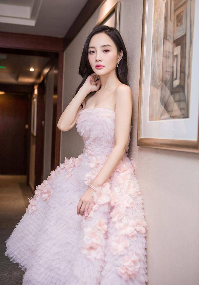 陪衬|李小璐保养的真好，小露香肩韵味十足，网友：美的冒泡