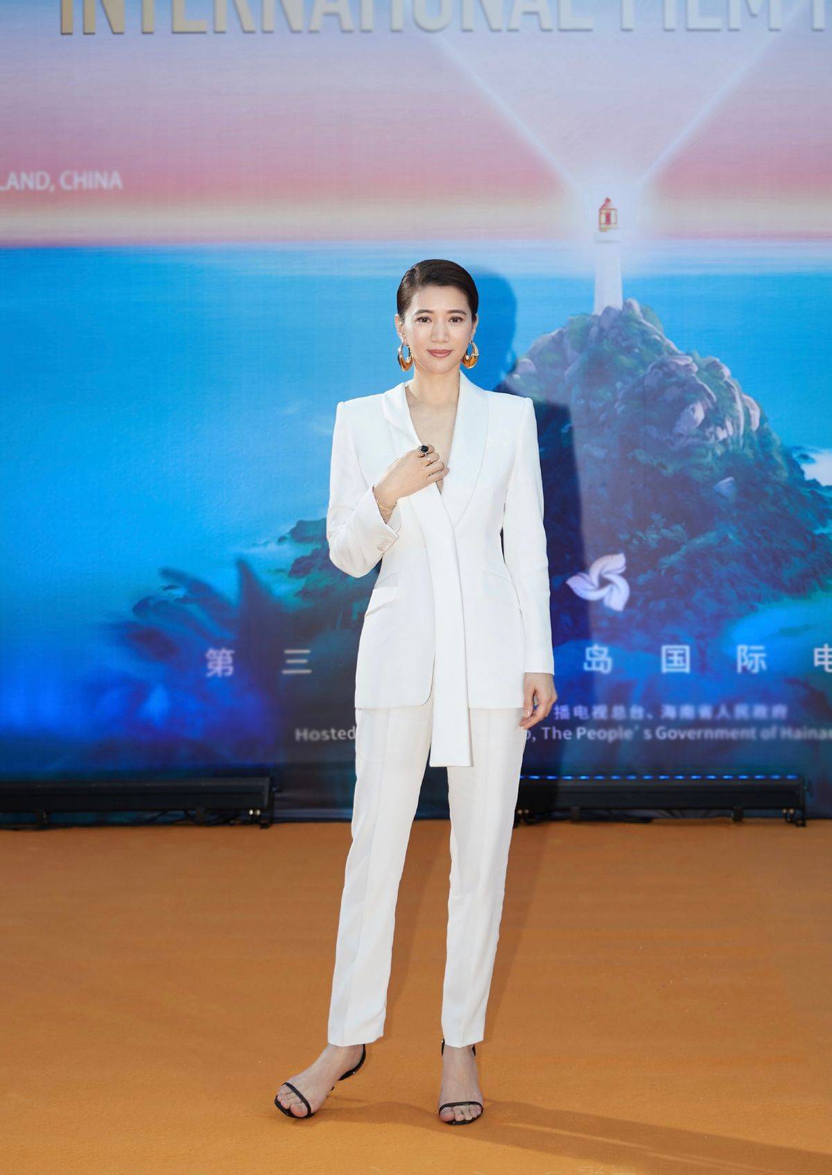 眼光|张智霖眼光真好,50岁袁咏仪西装+高跟鞋,造型依旧很有女神范