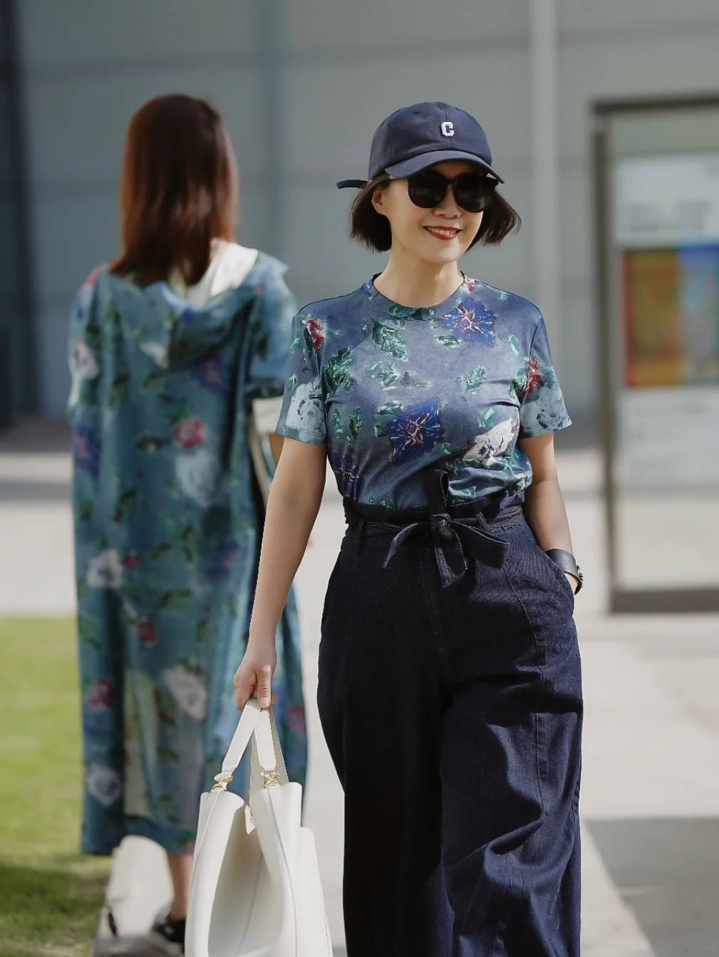 平底鞋|五六十岁的女人，入秋少穿黑裤子，瞧棉麻裤配平底鞋，洋气更减龄