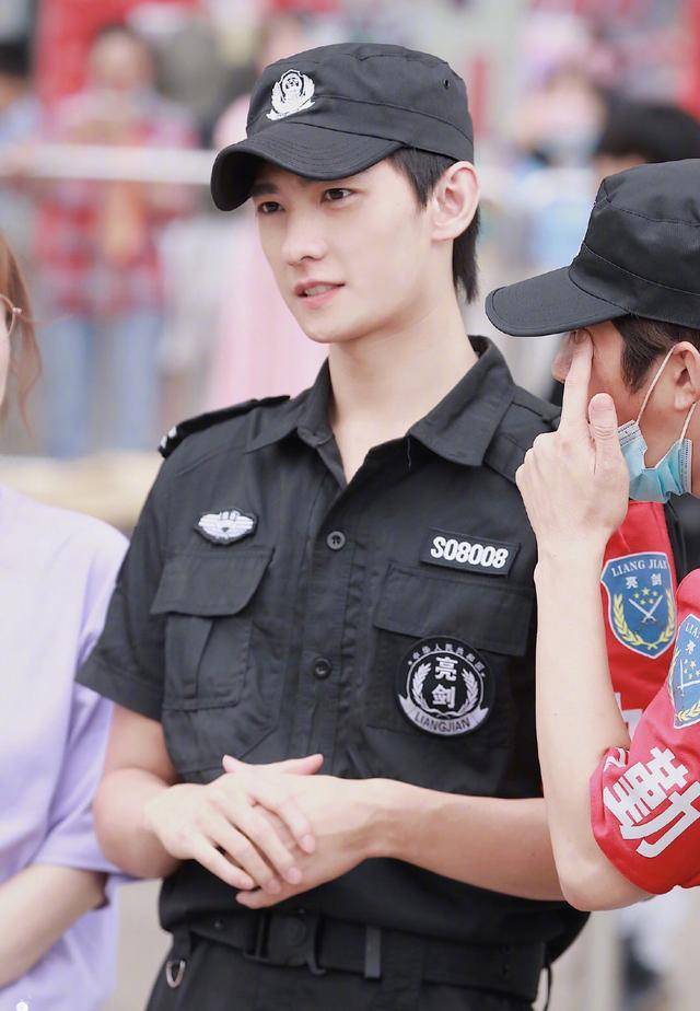 显得|杨洋这是什么操作？保安服也能穿成时尚，粉丝：时尚关键看脸