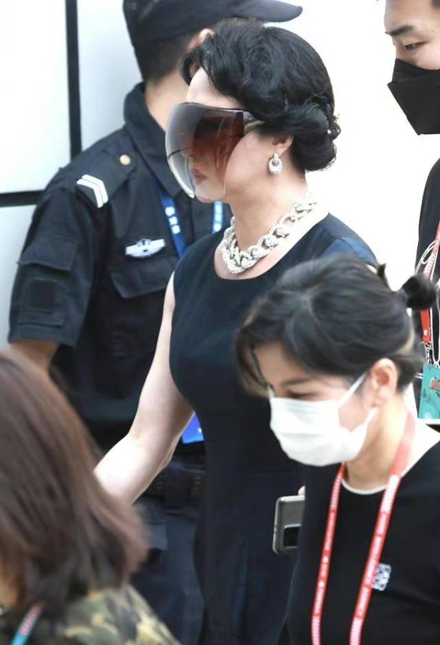 链条|金星罕见出街凹夸张造型!穿紧身裙戴链条项链,毫无女人味更显壮