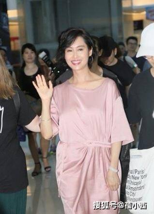 傲人|朱茵完全忽略了大婶的年龄,一身别致穿搭,大胆展现“傲人”身材