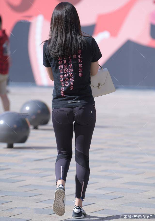 发型|黑色宽松半袖搭配黑色打底裤，打造完美比例，又不会显老态