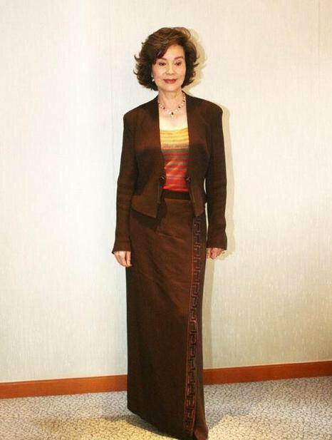 刺绣|老戏骨归亚蕾真洋气！蝴蝶衬衣配刺绣牛仔不像76岁，拖鞋更特别