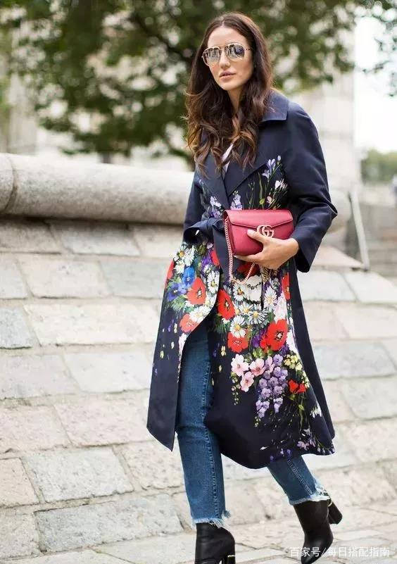 颜色|女人过了50岁,出门少穿这2种“装嫩色”,多穿另外3种更显气质