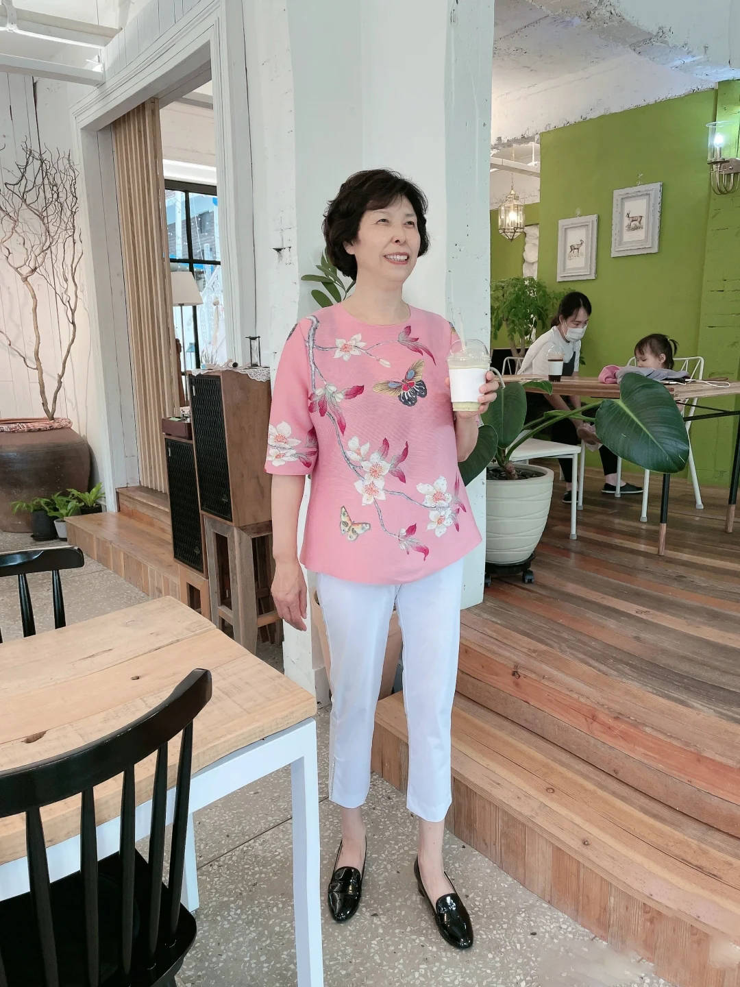 蓝色|女人过了60岁,妈妈衫就该这么穿,配七分裤和平底鞋,优雅又减龄